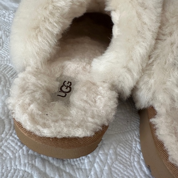 Ugg Slippers Size 4 Women/Girls - Picture 3 of 5